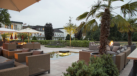Gastronomieterrasse mit großformatigen Betonplatten und Teich in Bad Lippspringe