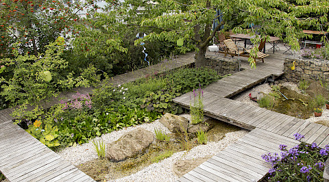 Holzsteg und Holzterrasse in einem Privatgarten in Borchen