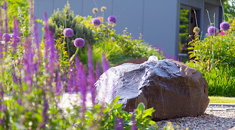 Quellstein in einem Privatgarten in Borchen bei Paderborn