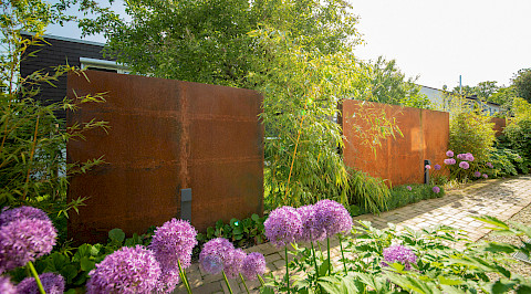 Cortenstahl Sichtschutzelement in einem Privatgarten in Paderborn