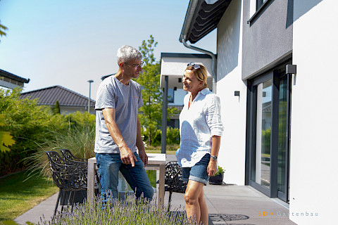 Beratungsgespräch mit einer Kundin in einem Privatgarten in Paderborn