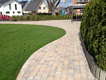 Einfahrt und Weg eines Hauses in Paderborn mit gerompelten Betonpflaster gepflastert.