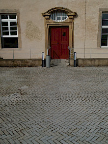 Eingangsbereich des Museums im Klosten Dalheim aus Natursteinpflaster, verlegt im Fischgrätverband.