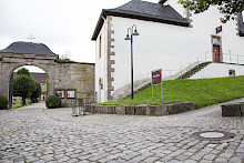 Eingangsbereich des Kloster Dalheims in Lichtenau aus Natursteingroßpflaster und Natursteinquadern in Sandstein.