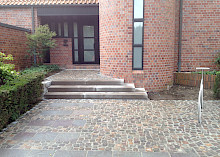 Vorgarten in Paderborn mit Blockstufen und Kleinpflaster aus Porphyr.
