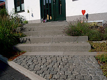 Eingangsbereich eines Hauses in Paderborn mit Blockstufen und Kleinpflaster aus Basalt.