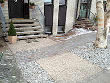 Eingang eines Hauses in Paderborn aus Waschebtonplatten und Kleinpflaster in Grauwacke.