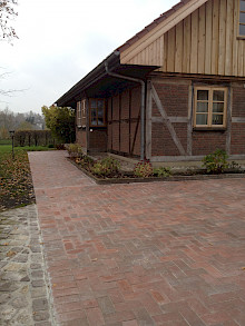 Einfahrt und Eingang eines Fachwerhauses mit Klinkerpflaster gepflastert und gebunden verfugt.