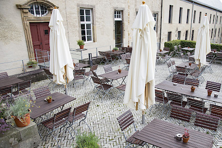 Gastronomieterrasse im Kloster Dalheim aus Tudorfer Natursteinpflaster im Fischgrätverband.