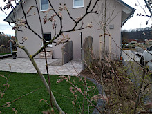 Außendusche eines Gartens in Lichtenau abgeschirmt mit großformatigen Krustenplatten aus Grauwacke.