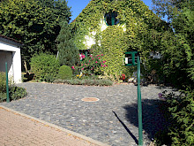 Einfahrt von einem mit Efeu bewachsenem Hause in Paderborn mit Basaltpflaster gepflastert.