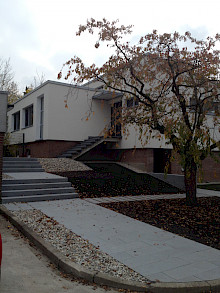 Vorgarten eines Hauses in Lichtenau aus Platten sowie Blockstufen in Naturstein (Granit).