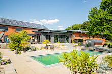 Einfassung des Pools sowie angrenzende Wege und Terrasse aus Keramikplatten.