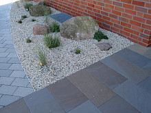 Detail eines Hauseingangs in Schloß Holte-Stukenbrock gepflastert mit Betonpflaster und Grauwackeplatten.
