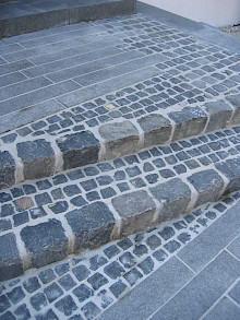 Detail einer Treppe mit Stufen aus Gropflaster und Kleinpflaster in Basalt.