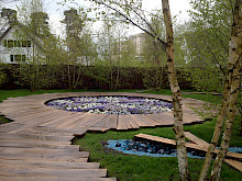 Ausstellungsgarten auf der Landesgartenschau in Bad Lippspringe mit inem Rundweg aus unbehandelten Schwartenbrettern.