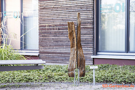 Kunstwerk aus einem alten Eichenstamm vor dem Technologiezentrum in Lichtenau.