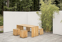 Individuelll gefertigte Sitzmöbel auf der Terrasse des Schaugartens während der Landesgartenschau in Bad Lippspringe.