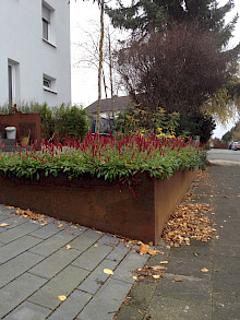 Individuell gefertigtes Hochbeet aus Cortenstahl an einer Einfahrt eines Hauses in Paderborn.