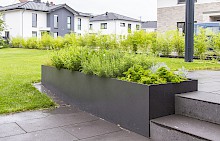 Anthrazitfarbenes, nach eigener Planung gefertigtes Hochbeet mit Kräuterbepflanzung im Terrassennahbereich eines Privatgartens in Paderborn.