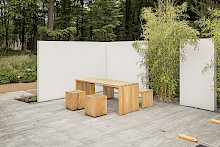 Sichtschutzwände aus pulverbeschichtetem Stahl an der Terrasse des Ausstellungsgarten während der Landesgartenschau in Bad Lippspringe.
