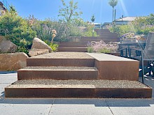 Indivduell geplante und gebaute Treppe aus Cortenstahl und wassergebundener Wegedecke in einem Privatgarten in Lichtenau.