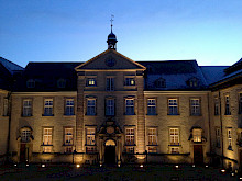 Bodenstrahler zur Fassadenbeleuchtung des historischen Kloster Dalheims in Lichtenau.