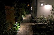 Hauseingang in Paderborn am Abend mit Beleuchtung der Wege.